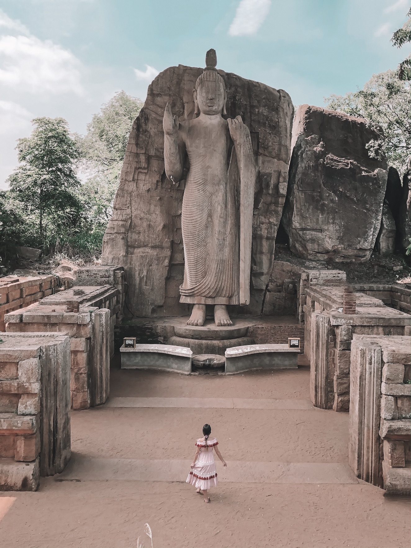 Avukana buddha statue